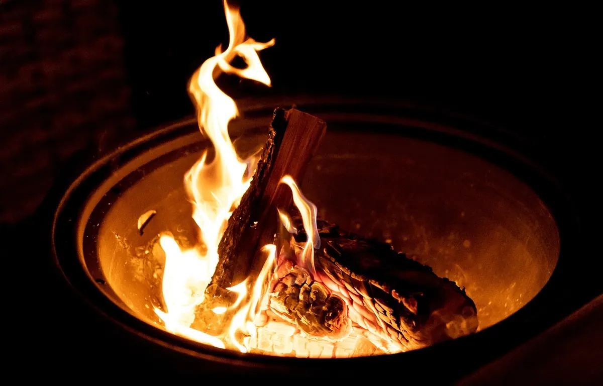 Beginner's Guide to Lighting a Smokeless Fire Pit in Wet Weather